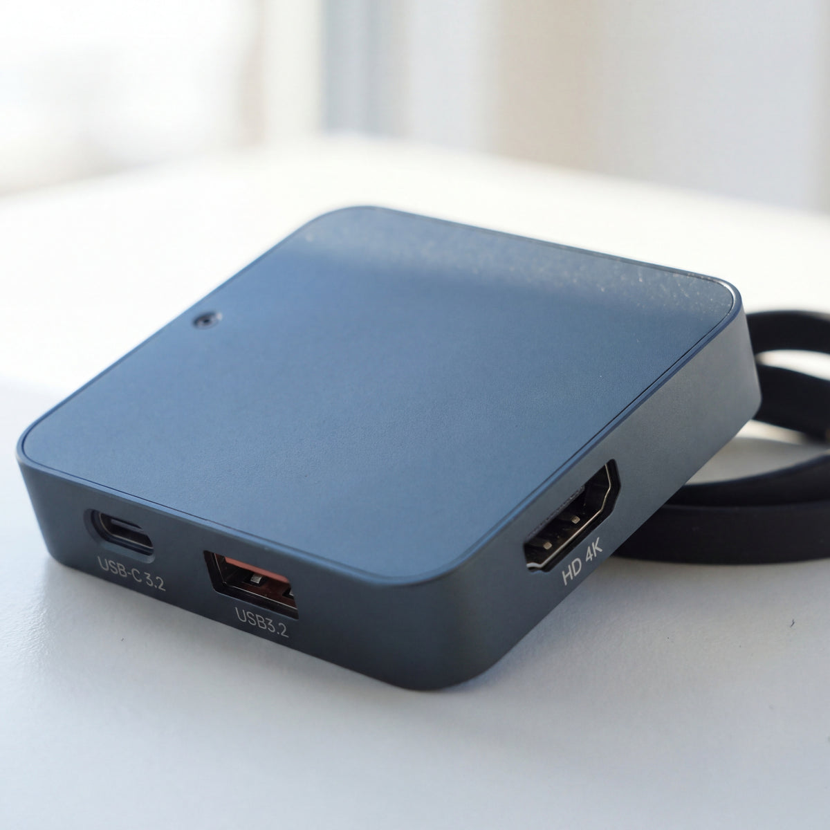 MiniDrive Hub, hub USB-C con SSD, junto a su cable plano