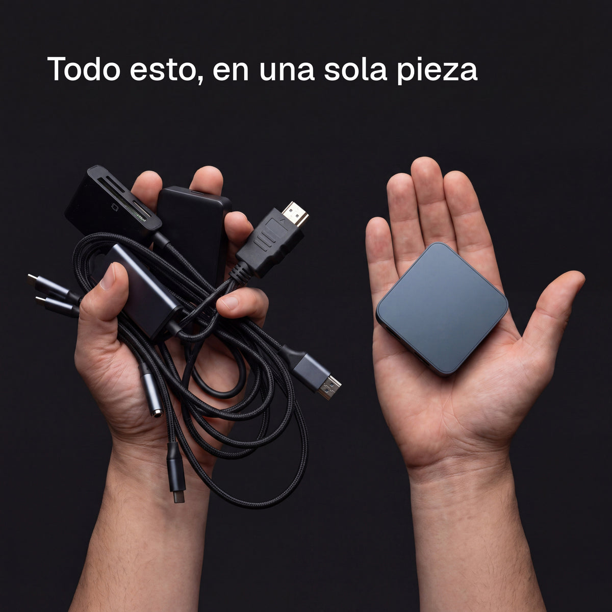 Cables y adaptadores en una mano y el MiniDrive Hub en la otra